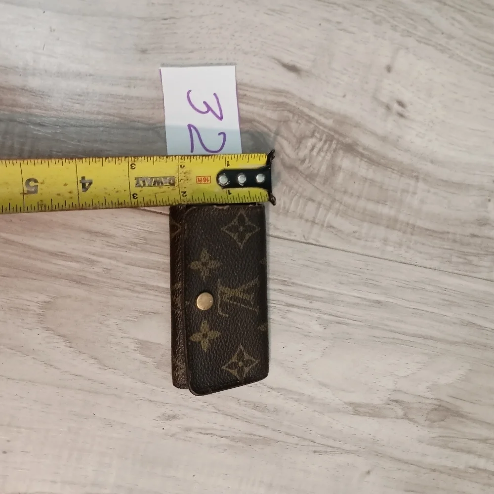 Louis Vuitton Monogram Key Holder - Picture 10 of 10